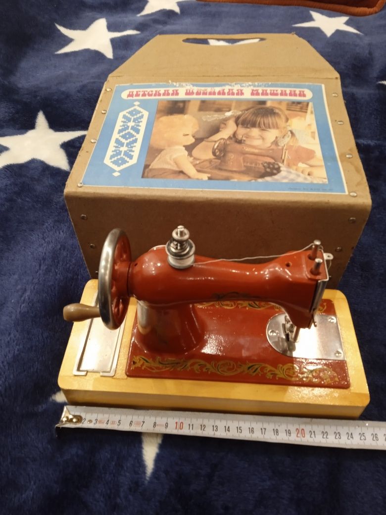 Продам детскую игрушку "Швейная машинка" 1983 года