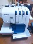 Máquina de costura Corta e Cose Brother 4234D