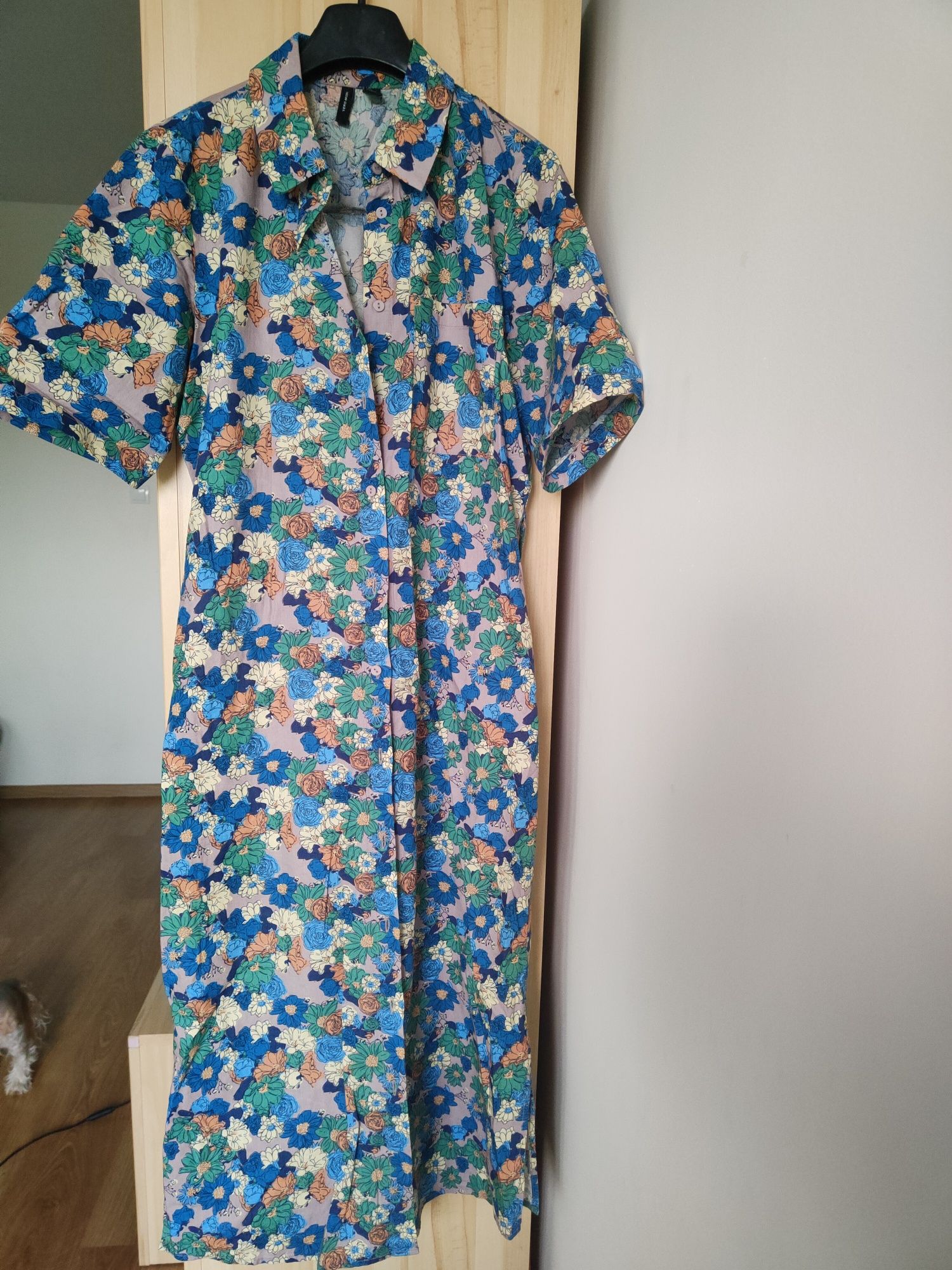 Vero Moda sukienka midi letnia w kwiatowy print szmizjerka na guziki