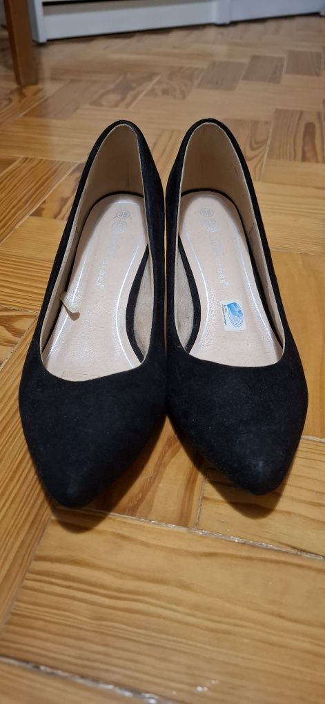 Sapatos Pretos de pequeno salto agulha
