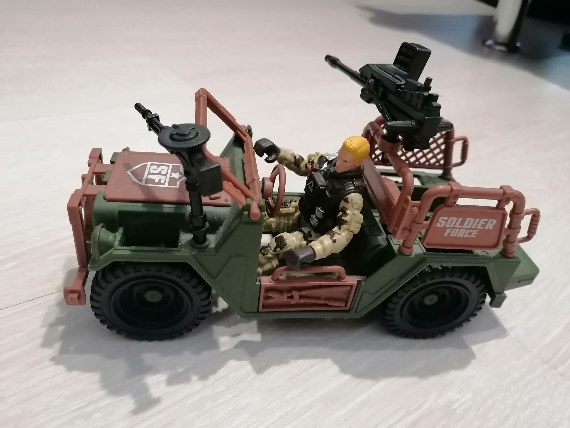 Військова машина з чоловічком