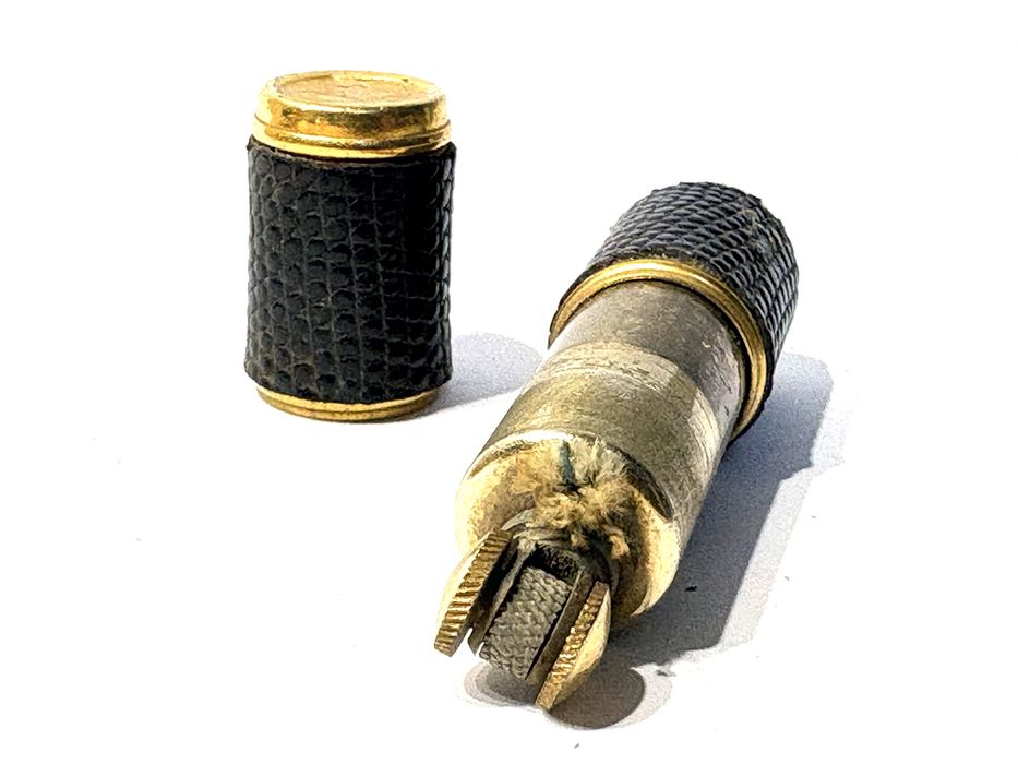 Antigo isqueiro de mala baton francês Bric Lux MD Paris