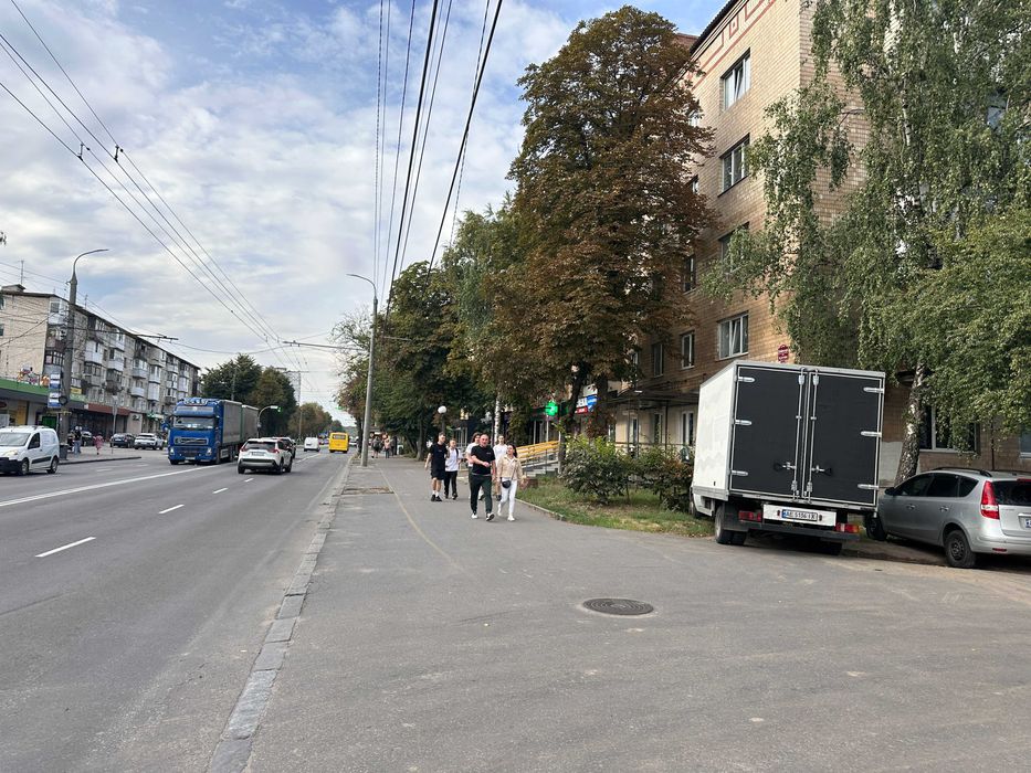 Продаж фасадного приміщення поруч з лікарнею Київська