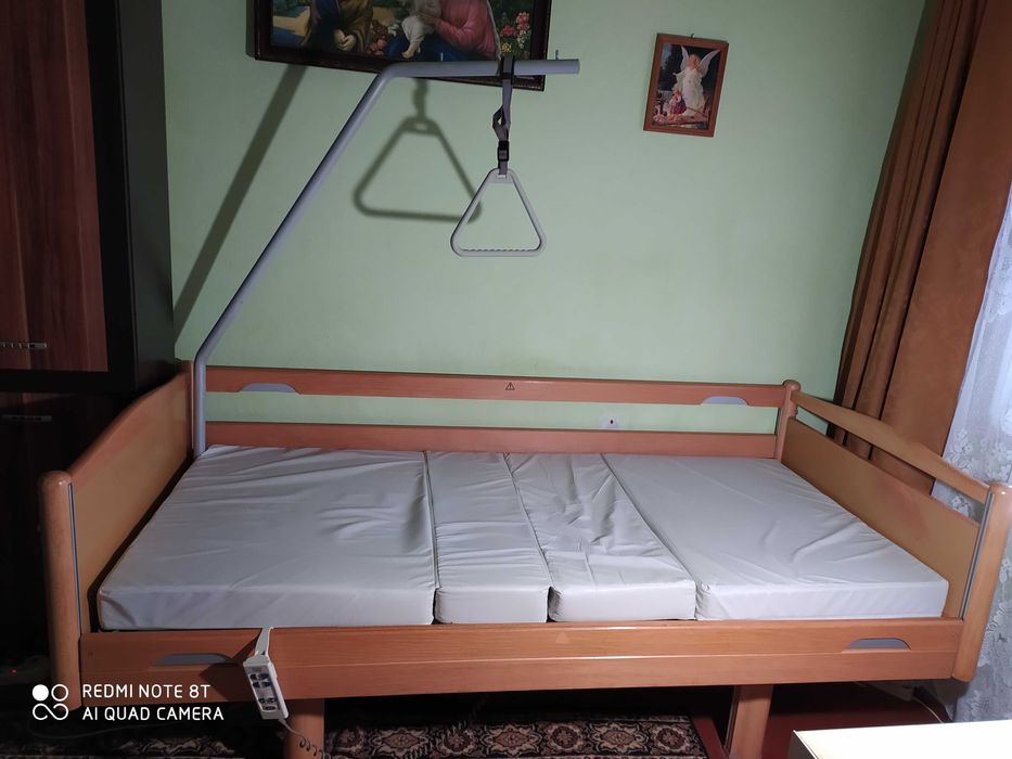 Łóżko rehabilitacyjne (elektryczne) z materacem.