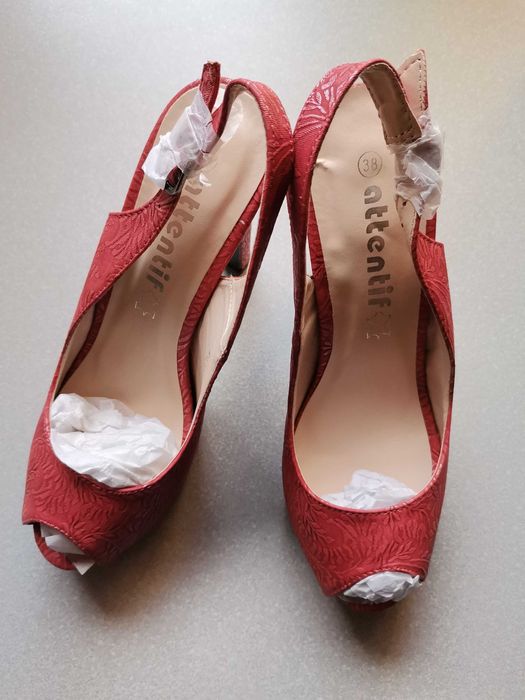 Nowe sandały na obcasie czerwone