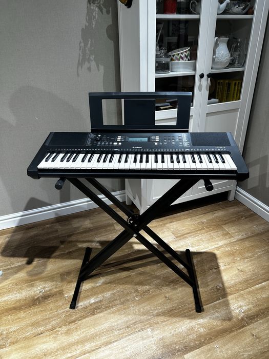 Синтезатор Yamaha PSR-E373 + стійка клавішна, блок живлення, пюпітр