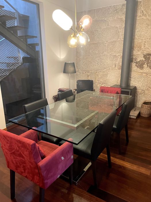 Mesa de jantar em vidro minimalista