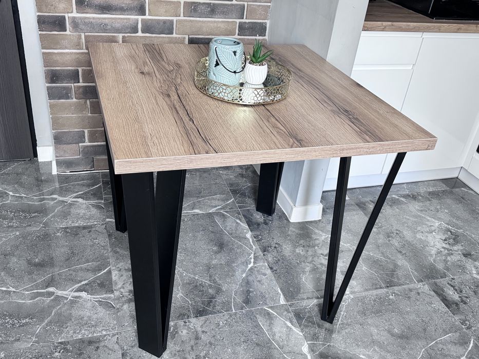 Stol wraz z krzeslami