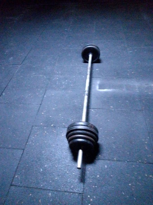 Banco de peito horizontal azul / barra com pesos