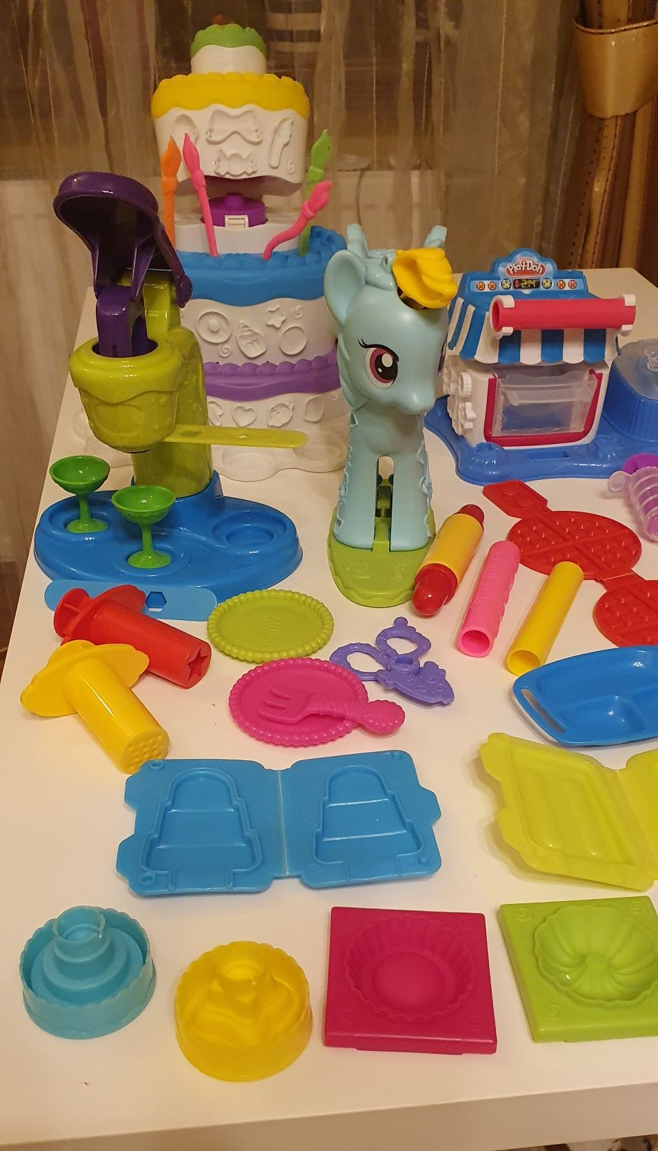 Zestaw Play Doh tort maszynka do lodów kuchenka salon fryzjerski