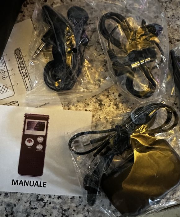 Цифровий диктофон із активацією голосу та відтворенням MP3-плеєр