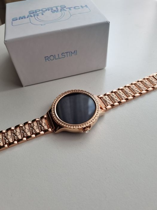 Złoty smartwatch z cyrkoniami