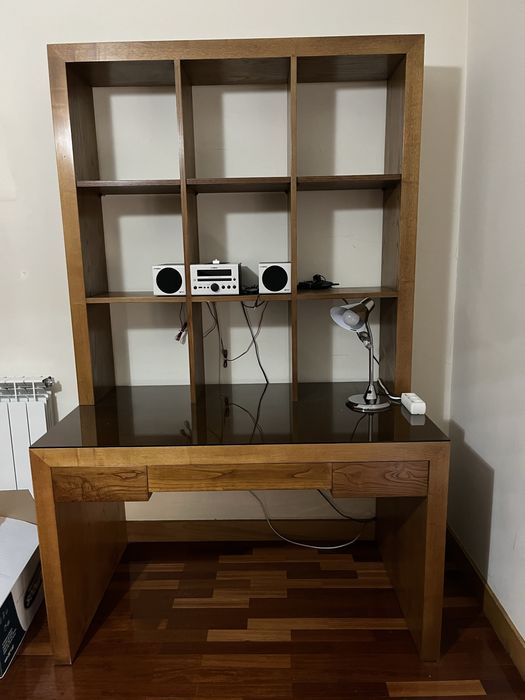 Secretária com estante