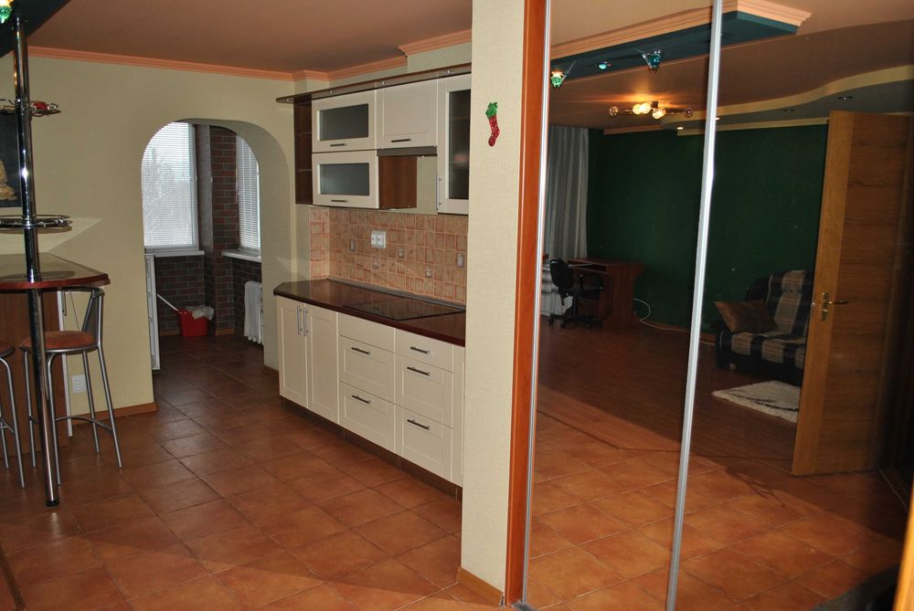 Однокімнатна центр  Небесноі Сотні  8000 + КП