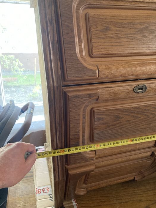 Kredens z barkiem szufladami szafkami i witrazami.