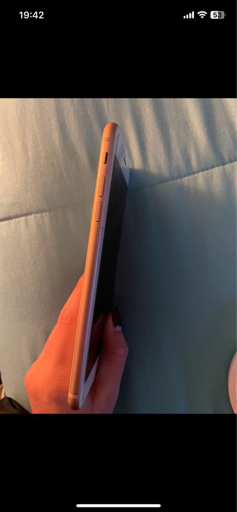 Iphone 8 plus, a telicula partida mas tirando a pelicula nao tem