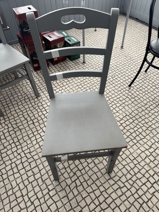 Lote de 12 cadeiras de madeira para casa ou restauraçao