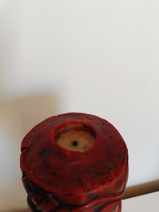 Duża gruba rzeźbiona świeca na metalowym świeczniku gotic vintage