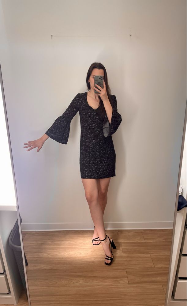 Elegancka czarna sukienka z przepięknym wykończeniem na rękawach
