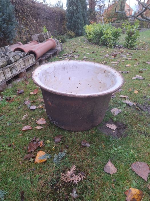 Stary garnek kociołek żeliwny