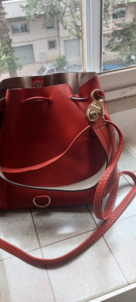 Malas novos,cor vermelha, cada 12€