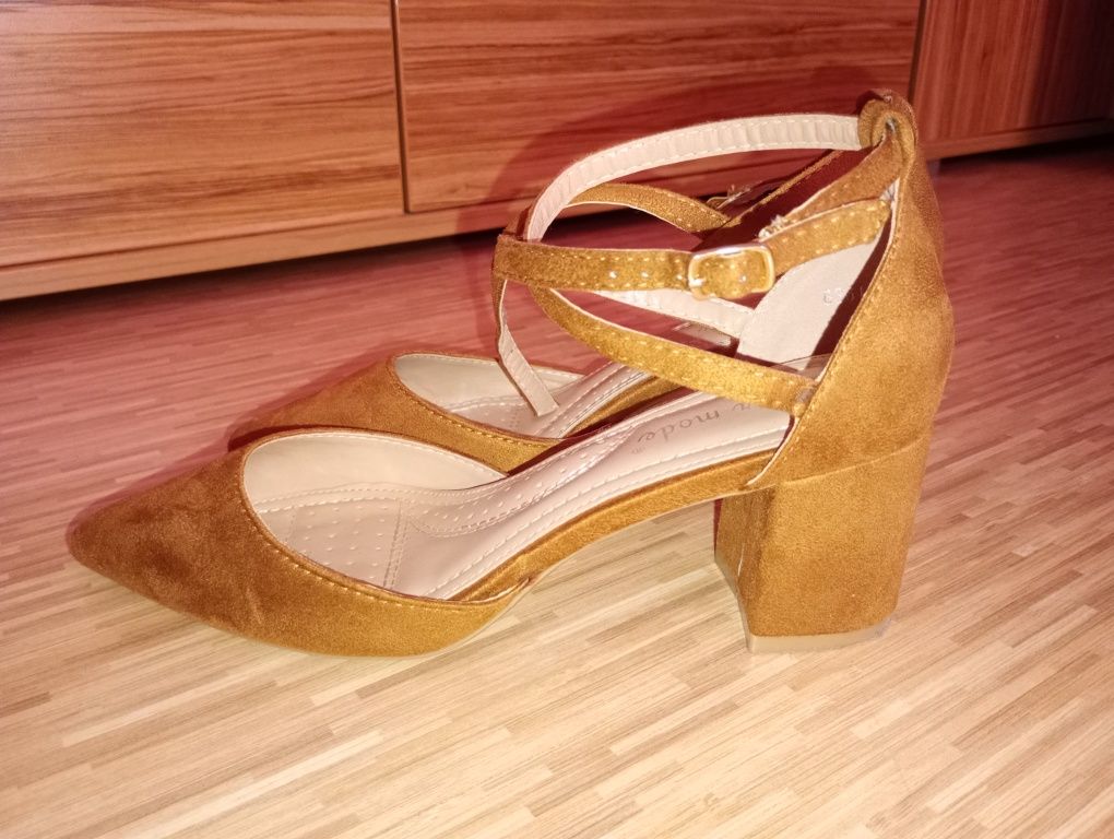 Buty na niskim obcasie karmelowe r. 37