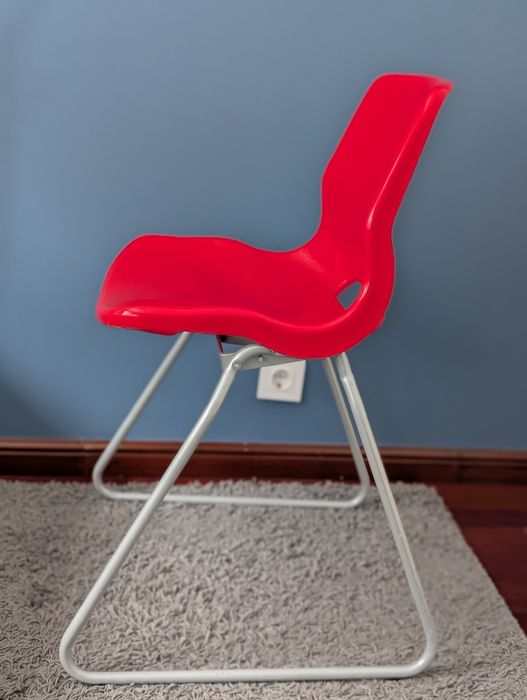 Cadeira vermelha IKEA