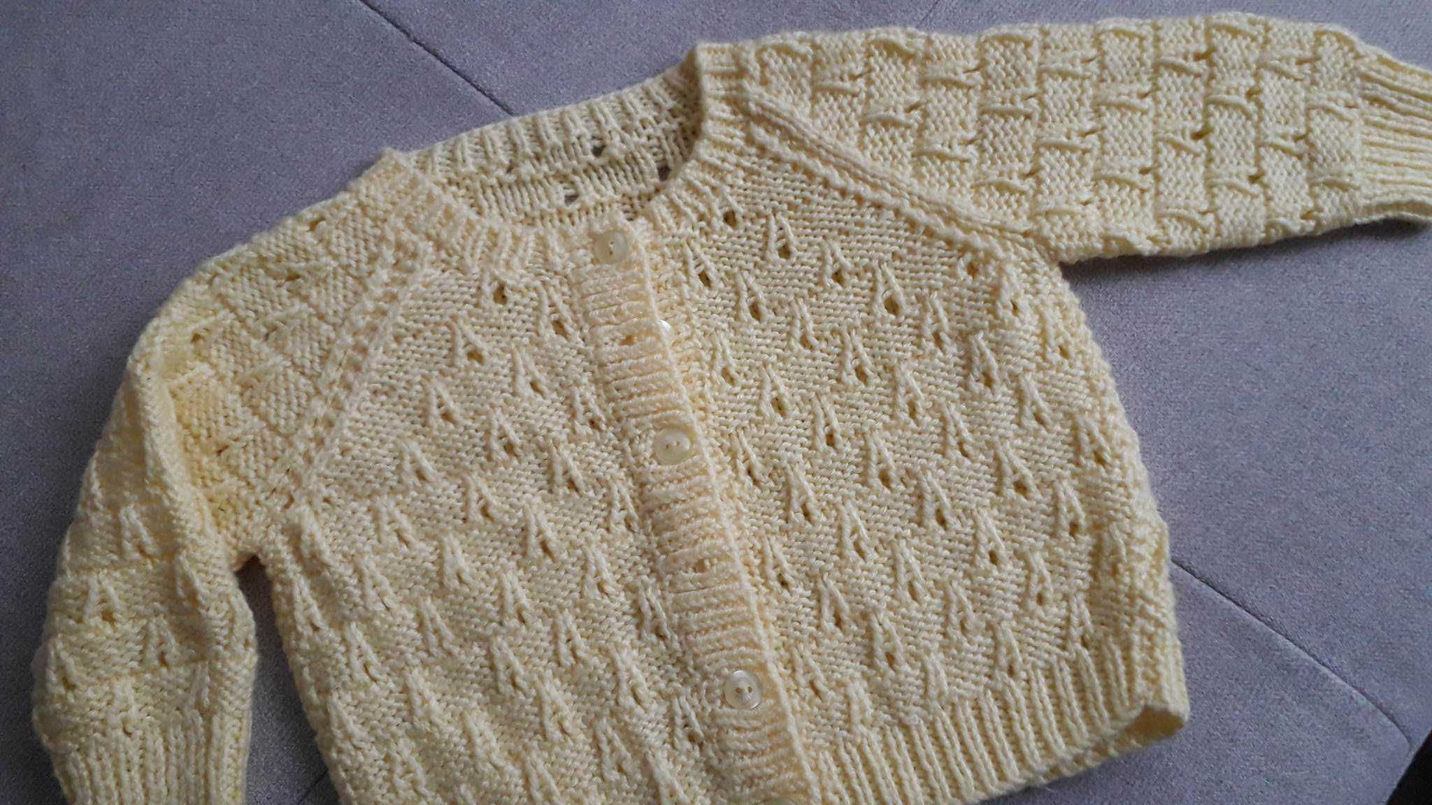 Żółty sweterek dla niemowlaka robiony na drutach