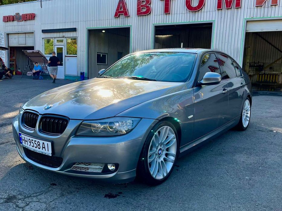 Автомобиль BMW 3 Series