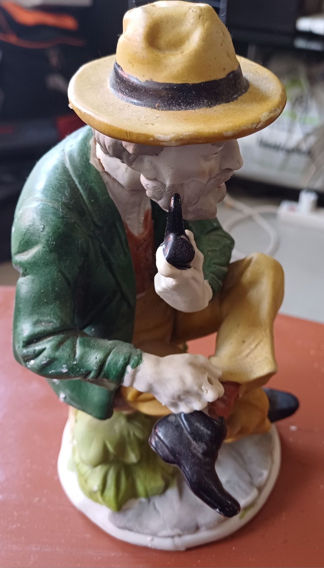 Statuetka Pan z fajkę porcelana