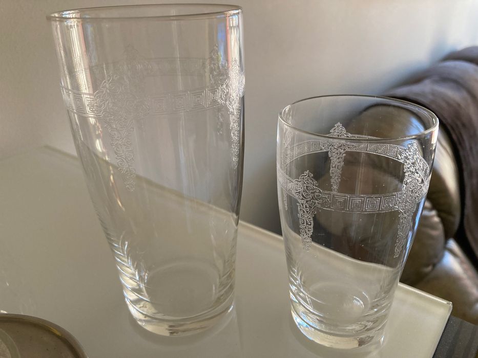 Copos de água e vinho com cerca de 100 anos