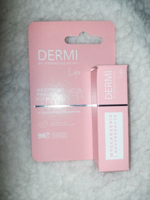 Peeling do ust DERMI 4.4g o zapachu ciasteczkowym