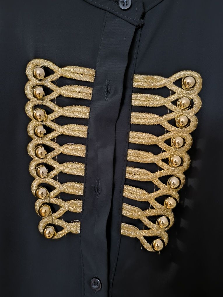 Blusa preta com aplicações douradas