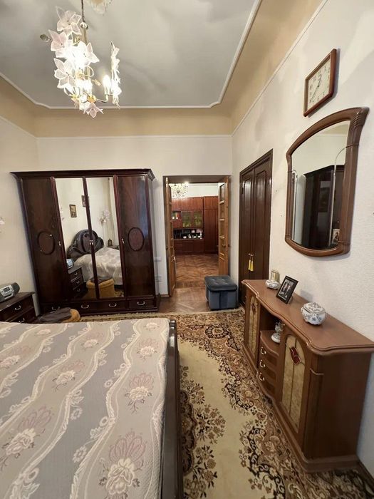 Продам 4-кімнатну квартиру в районі Держпрому (Центр)