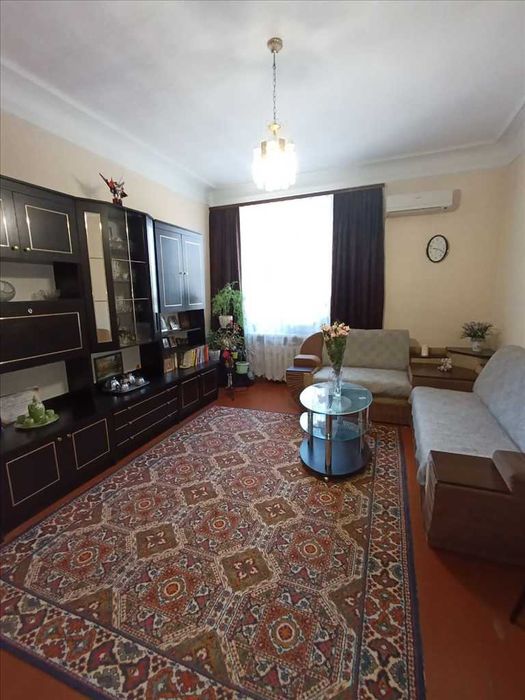 Трикімнатна квартира з окремими кімнатами в центральній частині міста!