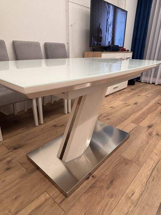 Stół w stylu glamour