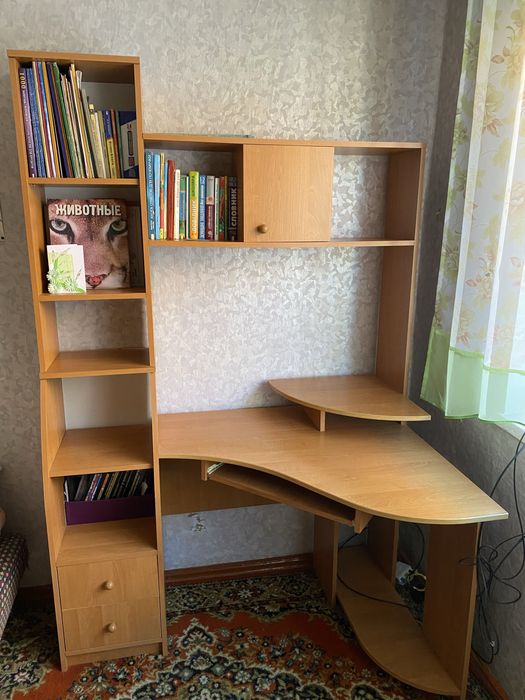 Кутовий стіл з надбудовою та пеналом