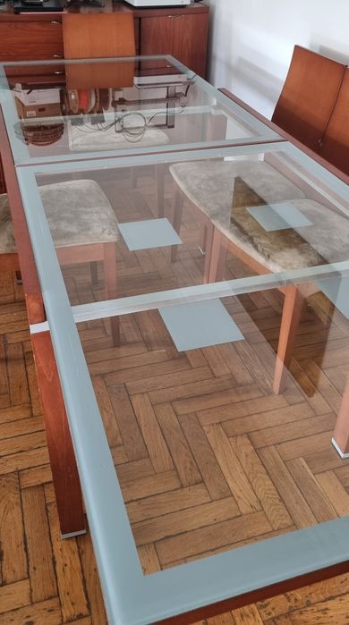 Mesa de Madeira com tampo de vidro  e cadeiras . Extensivel