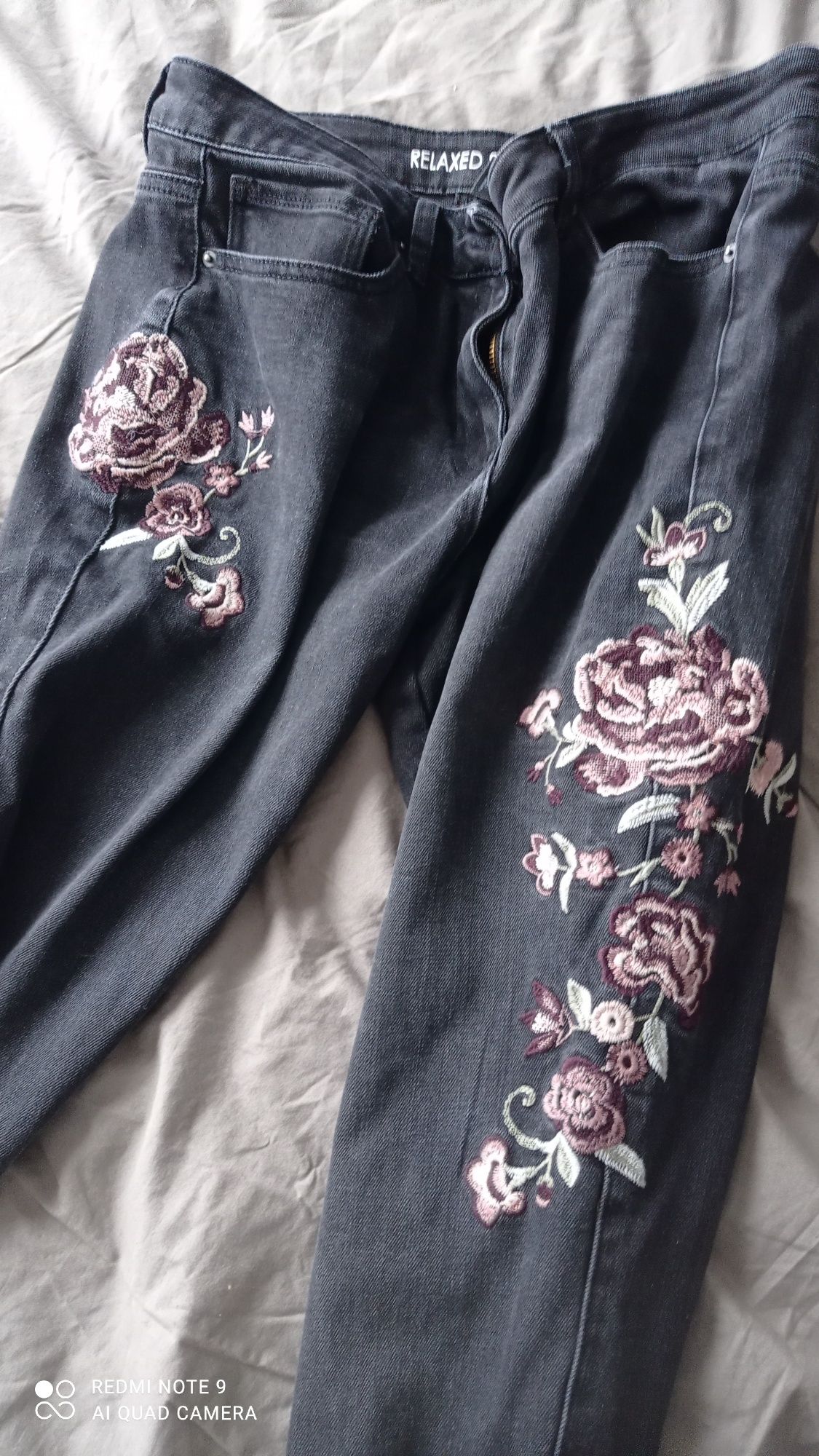 Spodnie z wyszywanymi kwiatami
