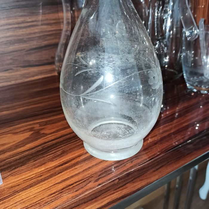 Garrafa de vidro lapidado antiga