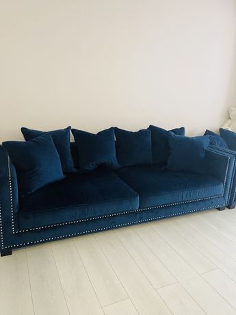 Красивый диван с креслами