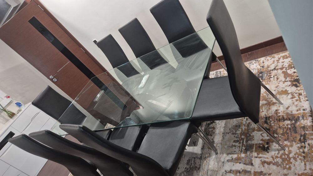 Mesa de jantar e cadeiras