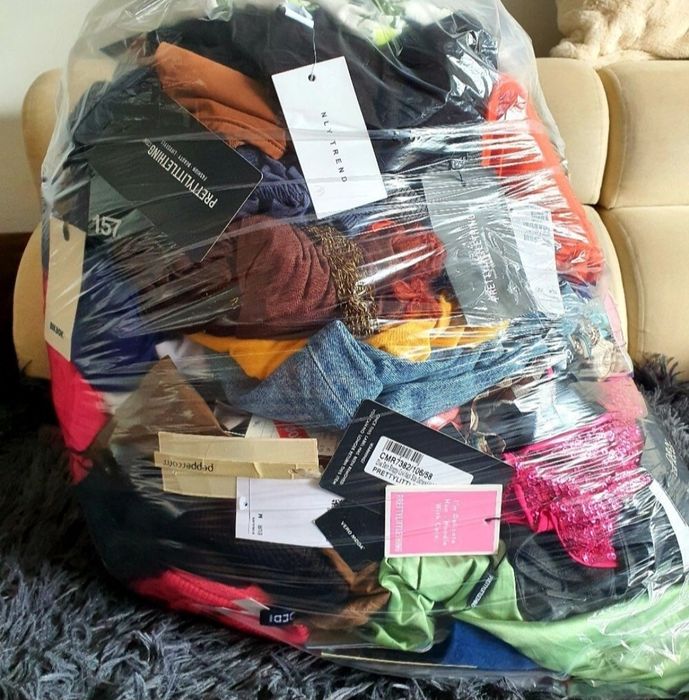 Paka damskich ubrań