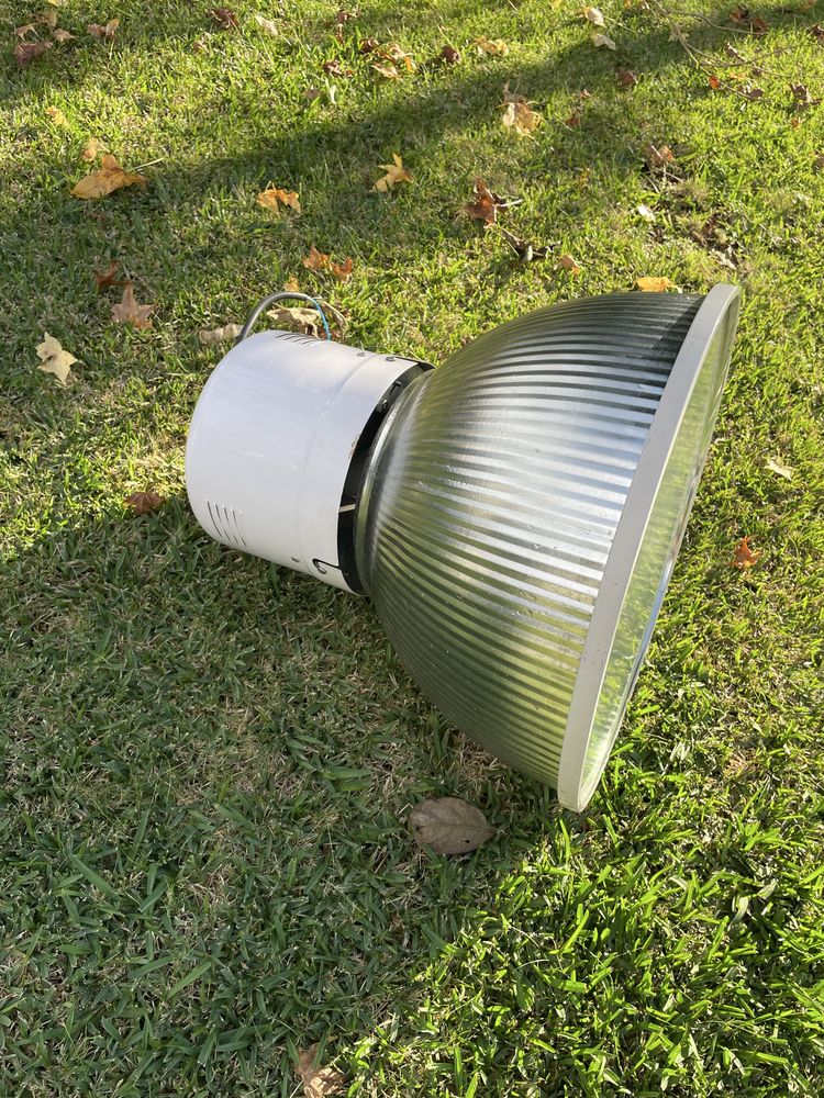 Candeeiros industriais com vidro e lampadas