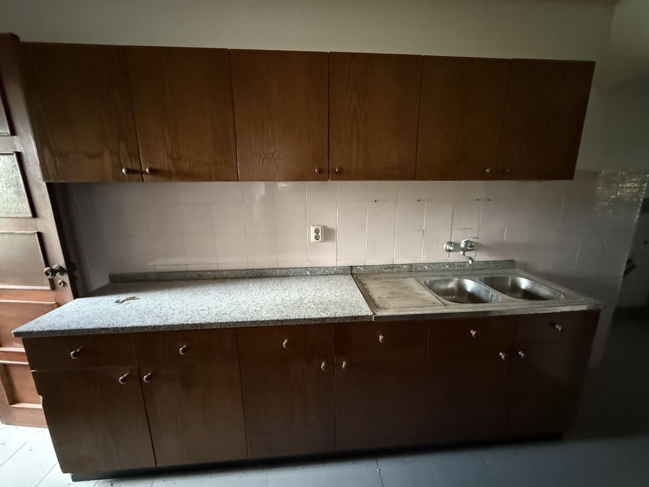 Movel cozinha com pedra e movel de cima e movel de canto em madeira