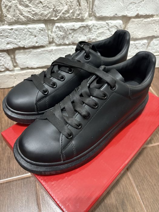 Кросівки жіночі