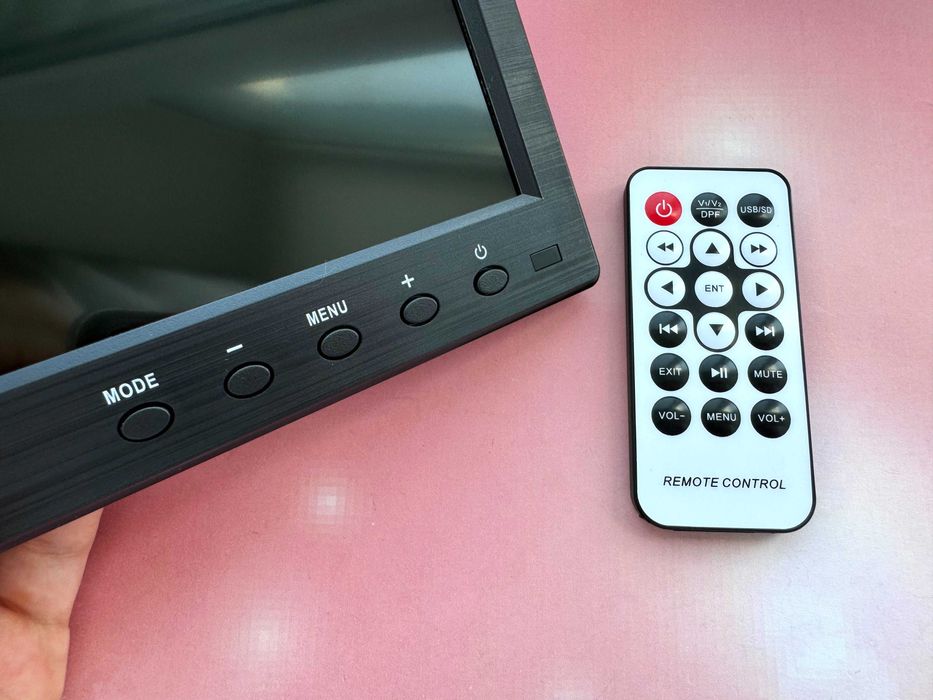 Большой, универсальный монитор (AV, HDMI, VGA, USB, BNC входы)