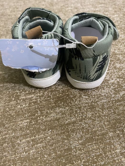 Нові дитячі кросівки