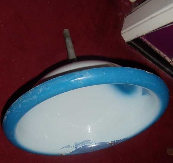 Lavatório muito antigo vintage em esmaltado de bacia com tubo