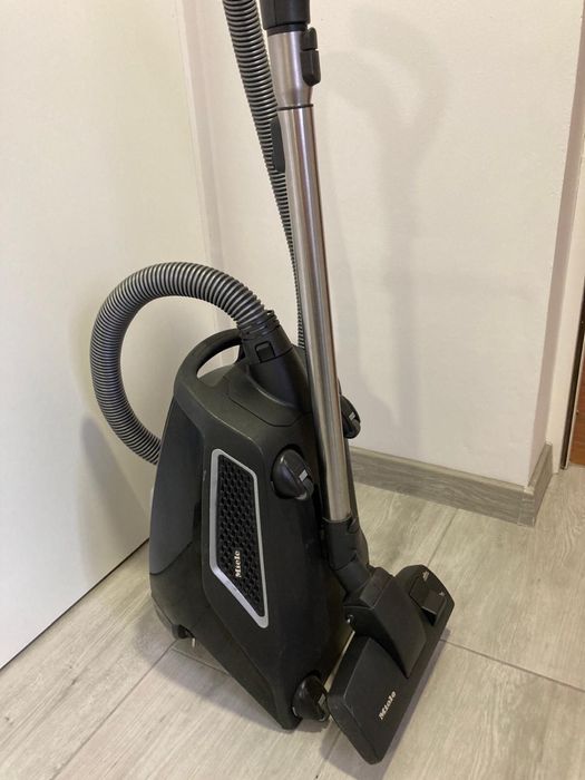 Odkurzacz Miele Blizard CX1 sterowie w rękijesci